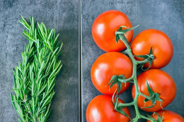 Twig met heldere tomaten. Verse groene rozemarijn. — Stockfoto