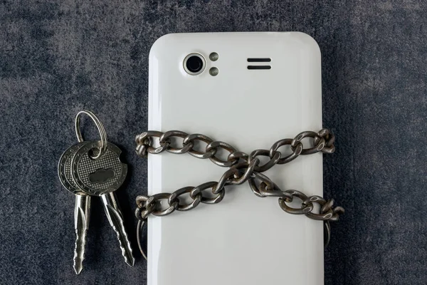 Modern cep telefonu ve anahtarları olan bir zincir. 