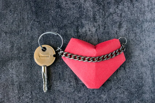 Corazón y llave, conectados por una cadena . — Foto de Stock