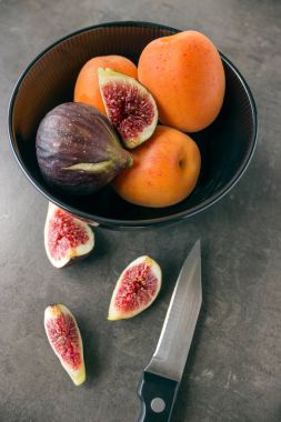 Taze olgun incir. Sulu kayısı. 