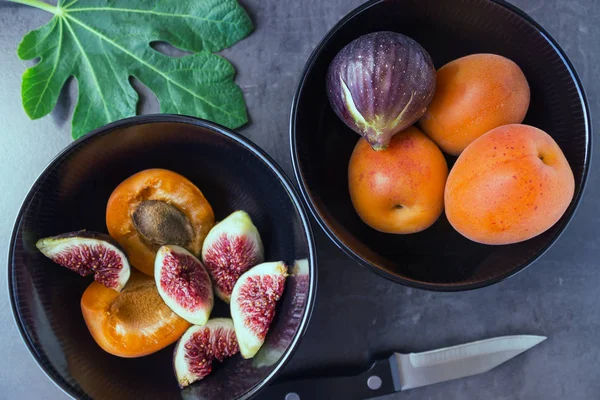 Свежие спелые инжиры. Сочные абрикосы . — стоковое фото