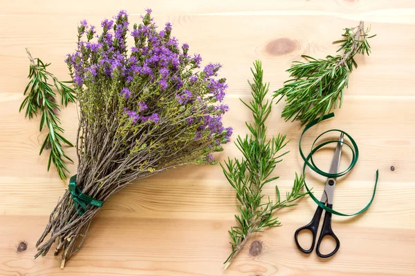 Bir buket çiçek açan kekik. Rosemary. Baharat. 