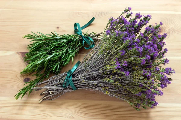 Bir buket çiçek açan kekik. Rosemary. Baharat. 