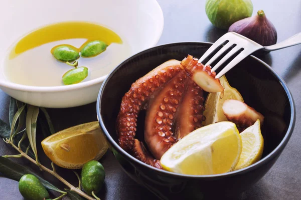 Pulpo al horno. Rodajas de limón y aceitunas . — Foto de Stock