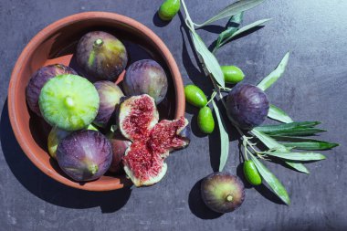 Olgun figs.olives.