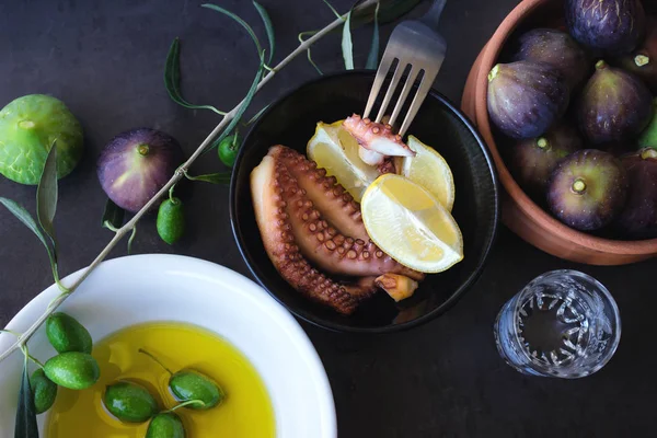 Pulpo al horno. Aceite de oliva e higos maduros . — Foto de Stock