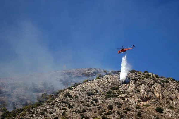 Yangın helikopteri yamaca yangın söndürür . 