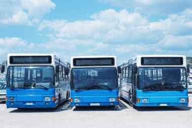 Tur otobüs yolcu bekliyor. Bir güneşli yaz günü. Yunanistan.