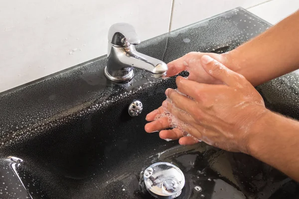 Lavarse las manos con jabón. Concepto - higiene, buenos hábitos — Foto de Stock