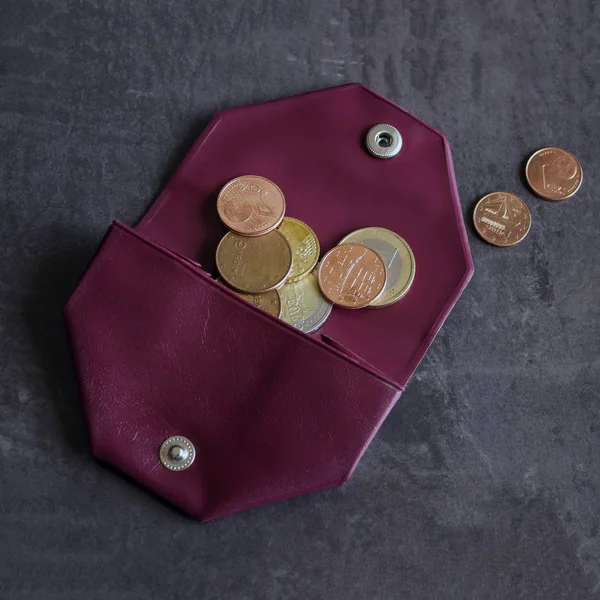 Küçük bir çanta para çıktı. Kavram - maliyetleri, tasarruf, alışveriş.