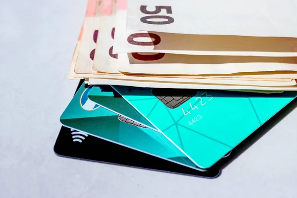 Creditcard met contant geld. Concept - Financiën, business — Stockfoto