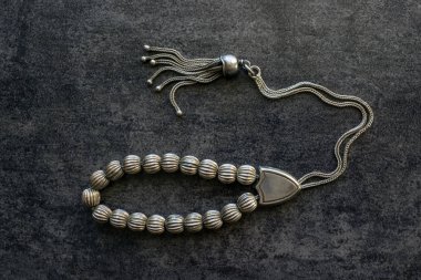 El yapımı Gümüş Tespihler. Siyah arka plan.