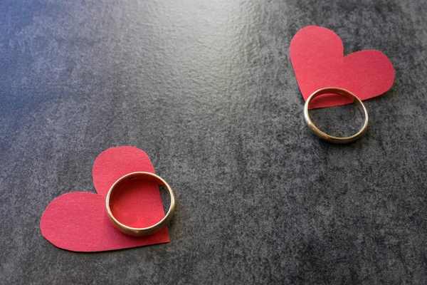 Anillos de boda y corazón rojo. Fondo negro . — Foto de Stock