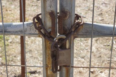 Eski kilidi ile zincir Iron gate. 