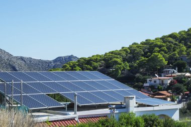  Güneş panelleri parçası güneşli mavi gökyüzü altında çatı.