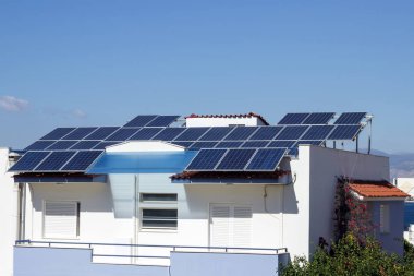  Çatı güneş panelleri parçası güneşli mavi gökyüzünün altında. Yunanistan.