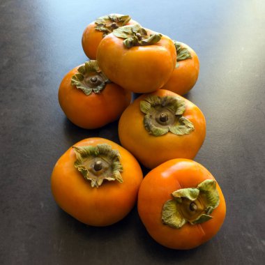 Olgun Trabzon hurması. Kavram - sağlıklı yeme, vejetaryenlik. 