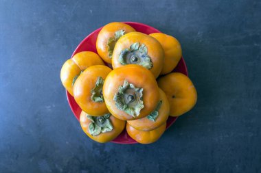 Olgun Trabzon hurması. Kavram - sağlıklı yeme, vejetaryenlik. 