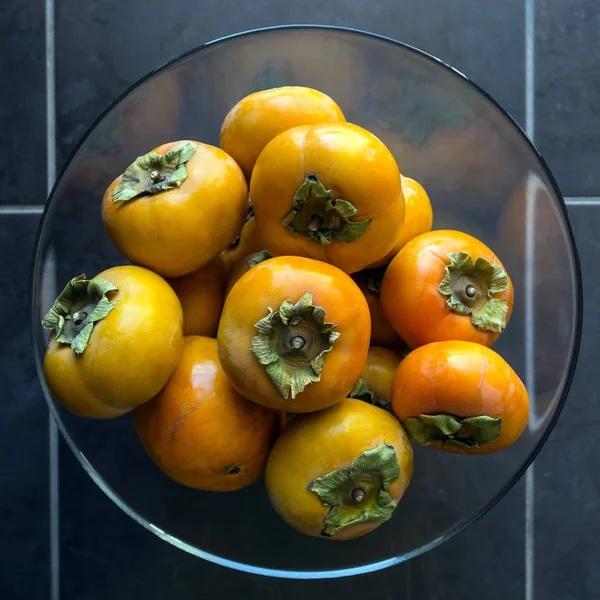 Dojrzałe persimmon. Koncepcja - zdrowe jedzenie, wegetarianizm. — Zdjęcie stockowe