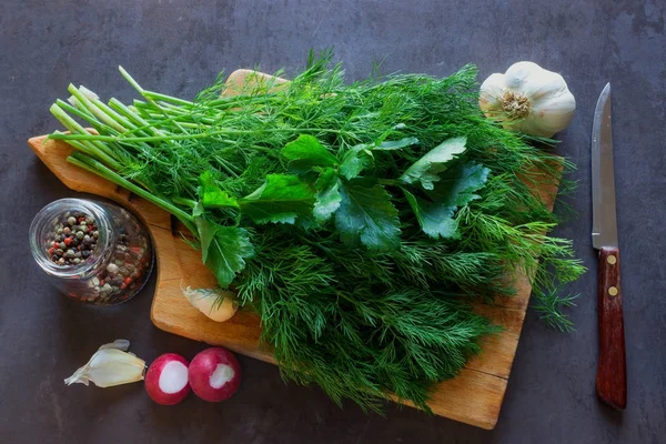 Bir kesme tahtası üzerinde taze otlar. Sonraki bir bıçak ve baharatlar cam kavanozda olduğunu. 