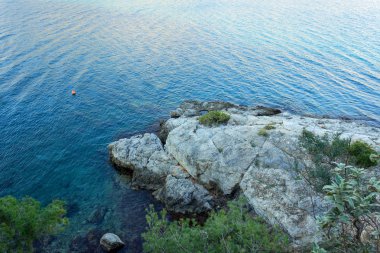 Sahil deniz. Vahşi rock beach. Doğal kaya oluşumu. 