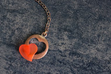  Aşk bir sembolü olarak kalp anahtarıdır. Sevgililer günü kavramı.