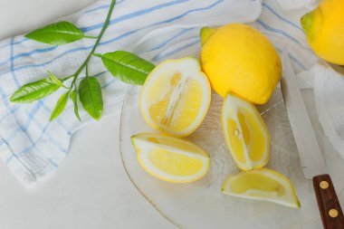 Sulu limon ve şeffaf süslü tabak içinde dilimleri.