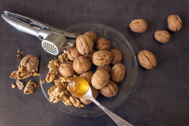 Bir cam tabakta bir Fındıkkıran birlikte ceviz yalan. 