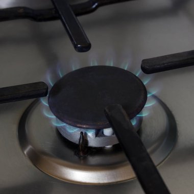 Gaz yakıcı alev, gaz sobası, yakın çekim. 