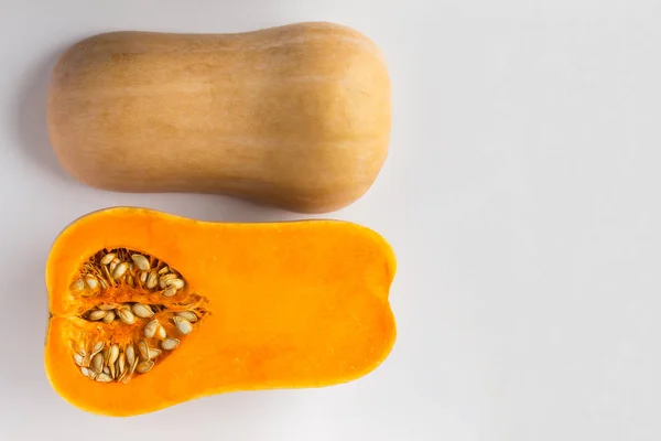 Pompoen op witte achtergrond met kopie ruimte gehalveerd. Butternut squash. — Stockfoto