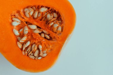  Kopya alanı beyaz zemin üzerine yarıya balkabağı. Balkabagi. 