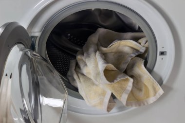 Giyim çamaşır makinesinde. Kavram-Çamaşırhane, ev işleri, temizlik.