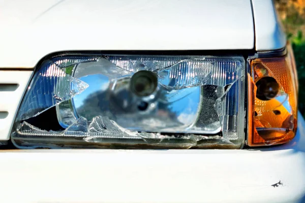 Het Voorlicht Van Witte Auto Kapot Gegaan Door Het Ongeval — Stockfoto