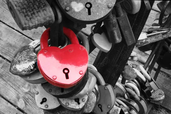 Cadenas Forme Coeur Rouge Accroché Sur Pont Des Amoureux Concept — Photo