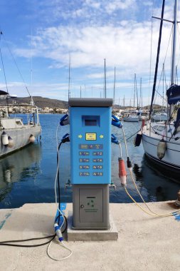 Yunanistan 'ın Salamina adasında demirli yatlara yakıt ve elektrik veriliyor.  