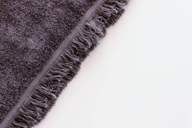 Terry havlu. Beyaz masada kişisel temizlik seti var. Boşluğu kopyala.