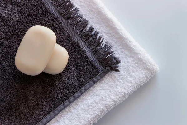 Beyaz Masada Kişisel Temizlik Seti Var Sabun Havlu — Stok fotoğraf
