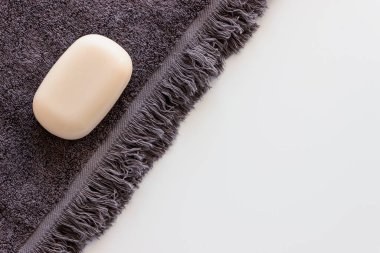 Beyaz masada kişisel temizlik seti var. Sabun ve havlu..