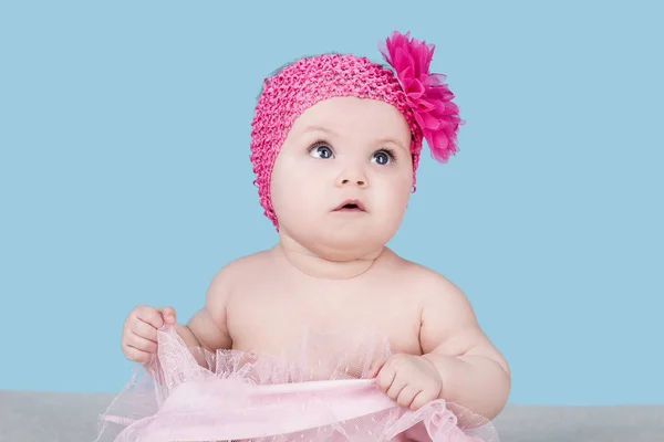 Дитина з рожевою квіткою на голові — стокове фото