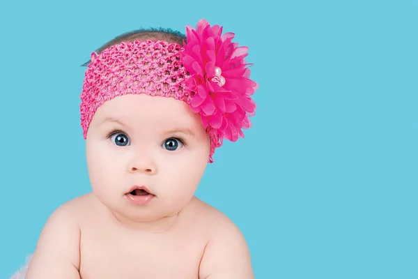 kafasına pembe fiyonk çiçekli şirin bebek