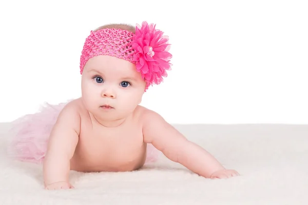Маленька дівчинка з рожевою квіткою на голові — стокове фото