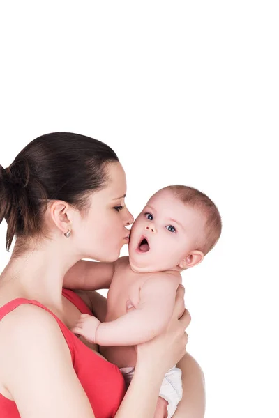 Любящая мать целует своего ребенка изолированы на белом — стоковое фото