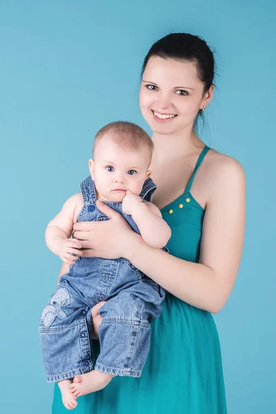 Улыбающаяся счастливая мать, держащая своего ребенка — стоковое фото