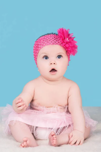 kafasına pembe fiyonk çiçekli şirin bebek