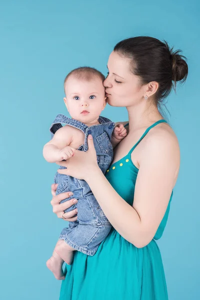 Sevgi dolu bir anne onu şirin bebek çocuk öpüşme — Stok fotoğraf