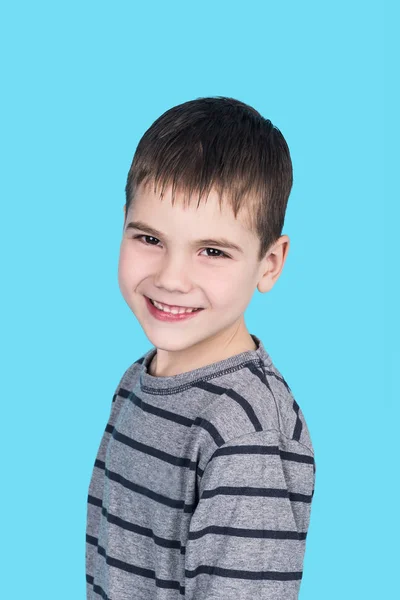 çocuk çocuk, mavi izole gülümseyen portresi