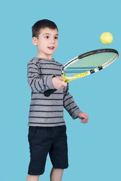 küçük çocuk izole raketle Tenis oynarken