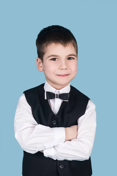 Retrato de niño sonriente en traje de oficina, aislado —  Fotos de Stock