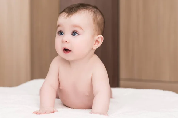 파란 눈을 가진 귀여운 아기 소녀의 초상화 — 스톡 사진