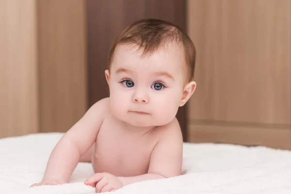 Retrato de adorável bebê menina com olhos azuis — Fotografia de Stock
